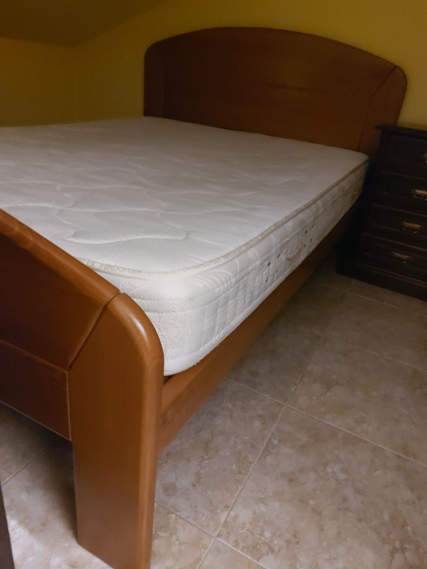 Cama de casal em excelente estado