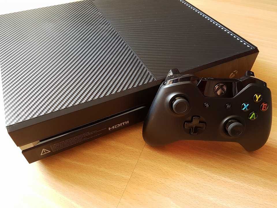 Konsola Xbox one z kinectem padem i akcesoriami