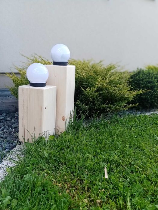 Zestaw lamp drewnianych do ogrodu