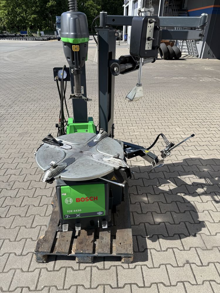 Montażownica do kół osobowych i dostawczych Bosch TCE 4430