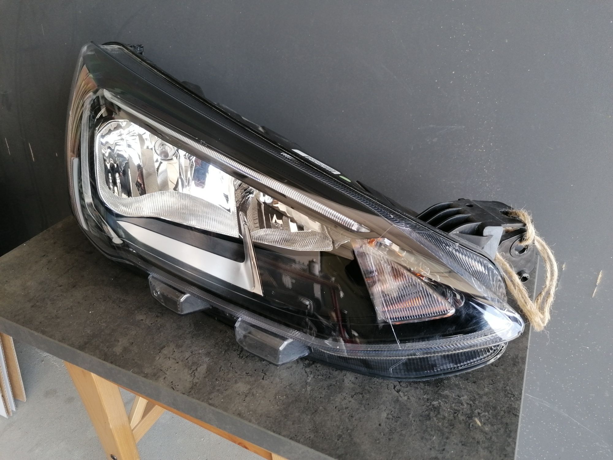 Lampa prawa Ford Fiesta MK8 Led zwykła Oryginał