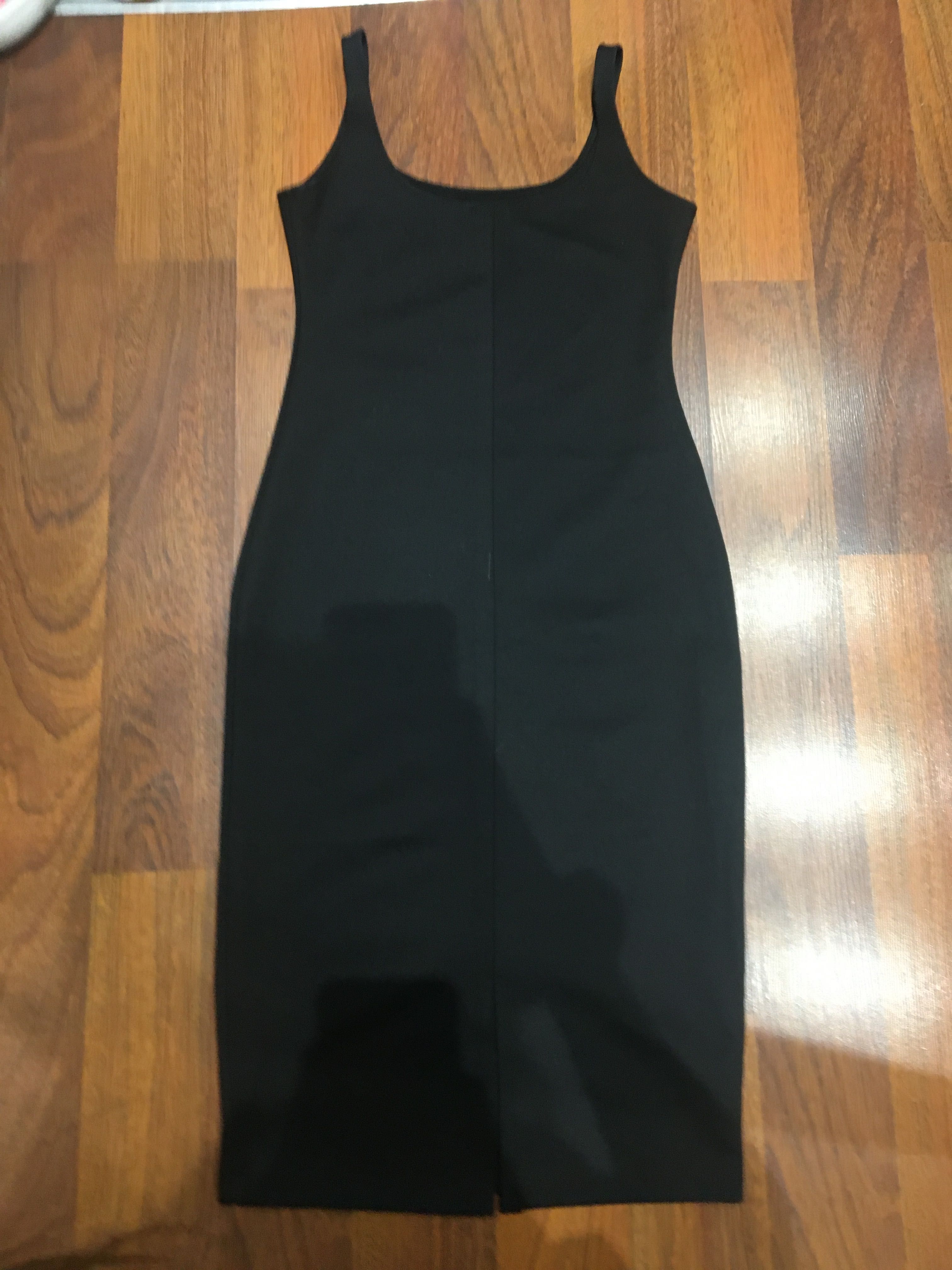 Długa elegancka czarna sukienka z rozcięciem z tyłu Mackle