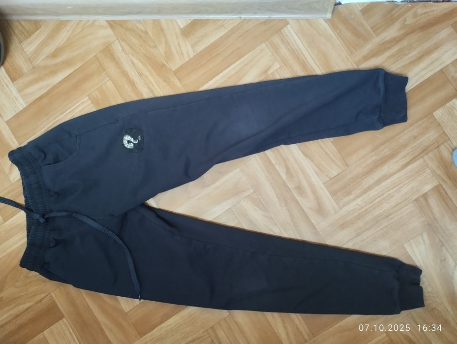 Чорного кольору спортивні штани для дівчинки