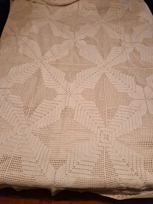 Colcha branca de casal de renda com figuras