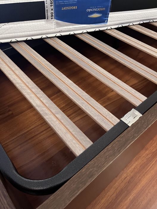 Cama madeira maciça + colchão + estrado + resguardo + carpete