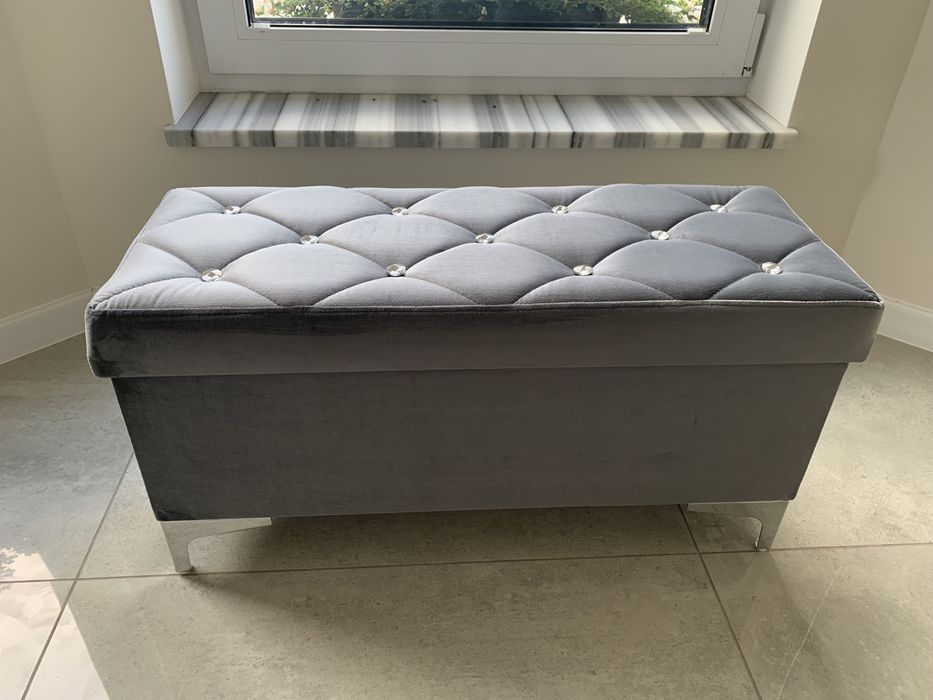 Pufa glamour do nakładania butów