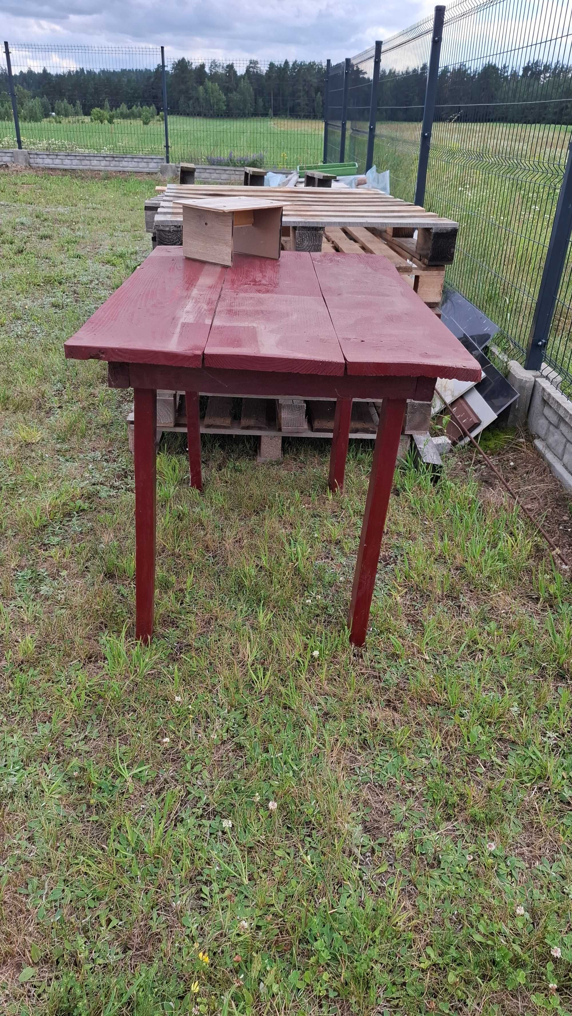 11 palet plus drewniany stół