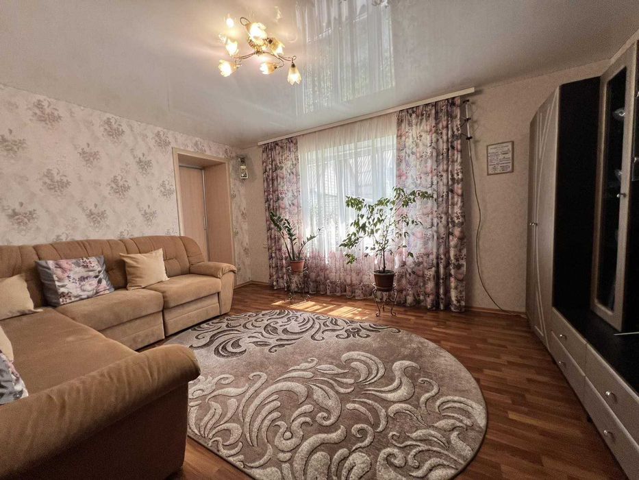 Простора 3-кімнатна квартира з окремим входом та власним двориком.