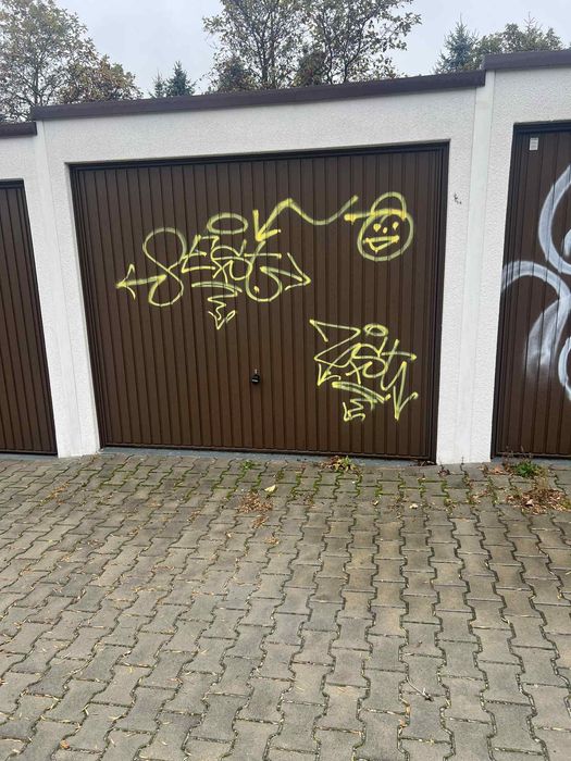 Garaż murowany z oświetleniem w szeregu