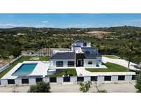 Moradia T4 + 5 remodelada com 2 armazéns e vista campo