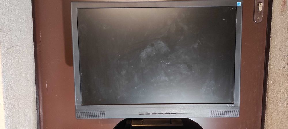 TV Sharp Aquos 32",Monitor IIyama 22" i Benq