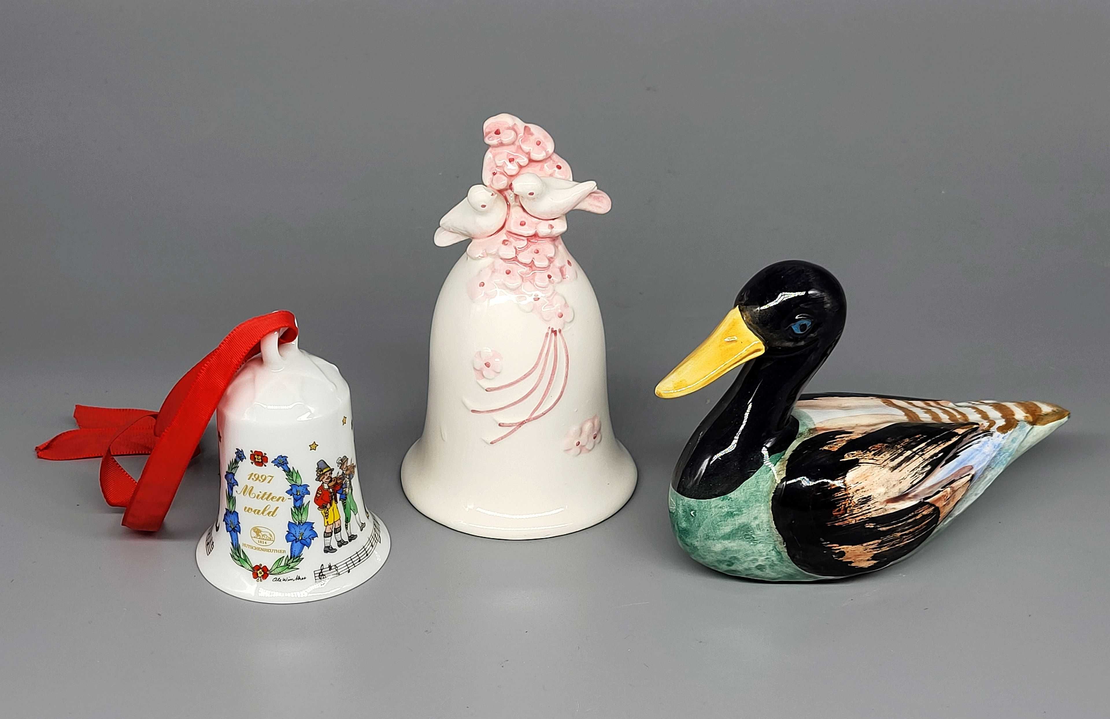 Figurka ceramiczna dzwonek malowany