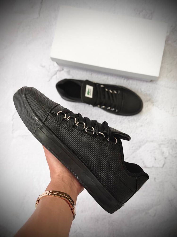 Стильні чорні кеди Lacoste