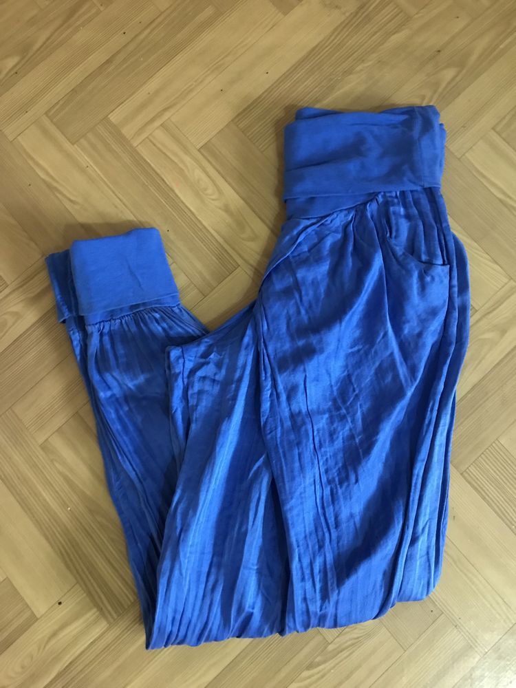 Komplet niebieski włoski bluzka hisz.i spodnie z zakładkami roz. Uniw.
