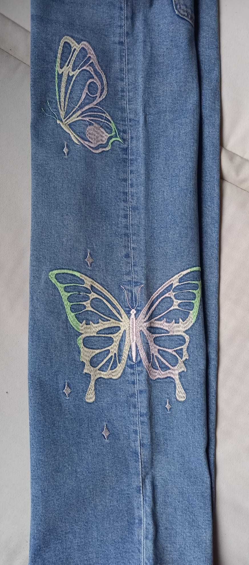 Spodnie jeansowe dzwony 146 z motylkami.