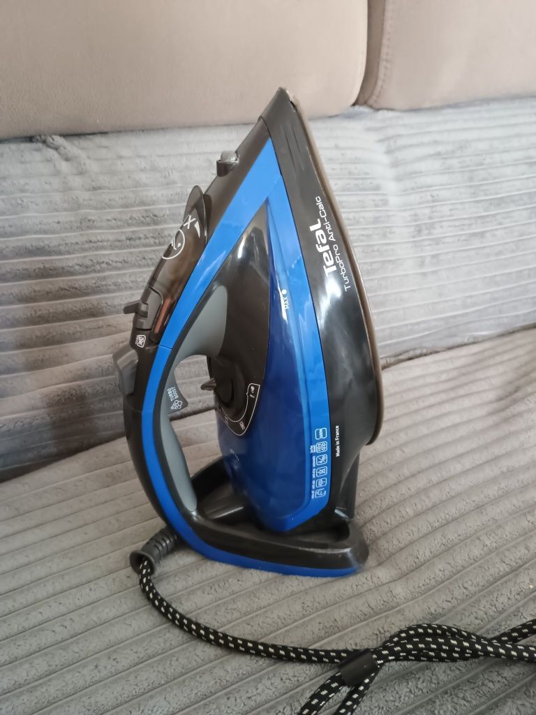 Żelazko Tefal ze spryskiwaczem i generatorem pary.