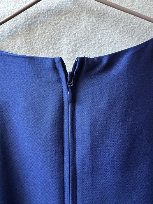 Intensywnie niebieska sukienka Orsay