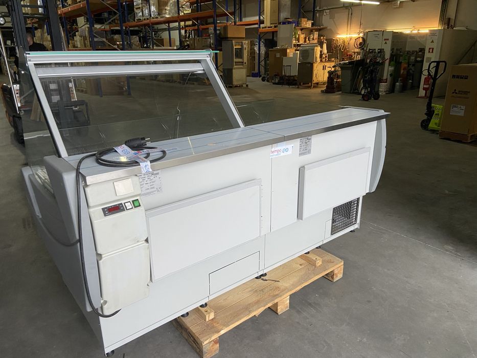 Vitrine 2000 com frio incorpurado self e reserva