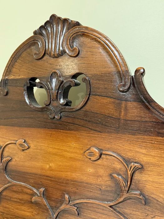 Cama em Pau-Santo entalhado