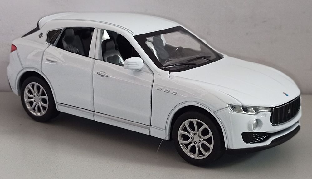 Maserati Levante модель 1:32 Металл звук свет.