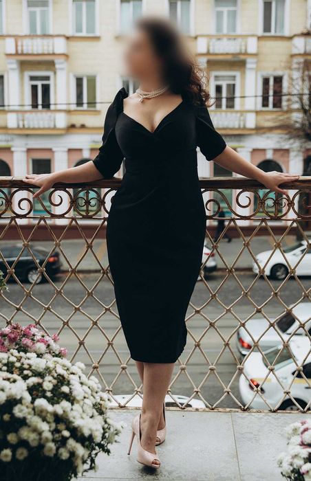 Сукня-футляр міді костюмна тканина чорна