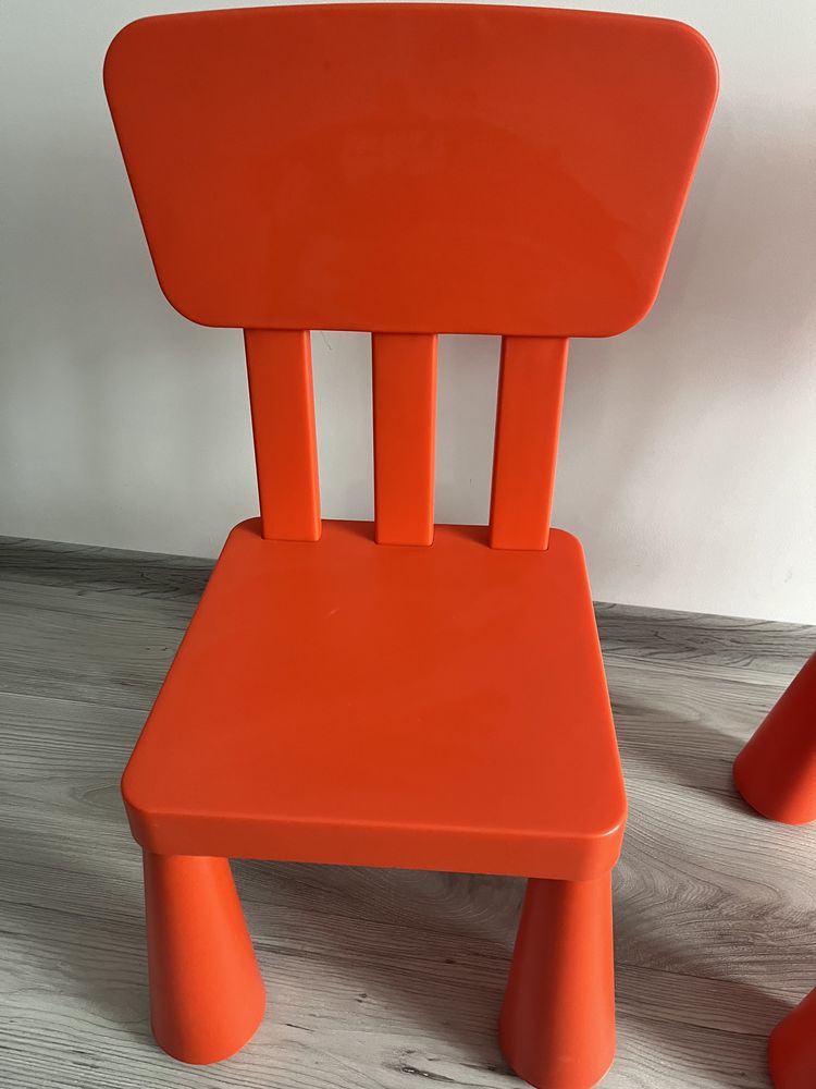Дитячий столик та 2 крісла.
