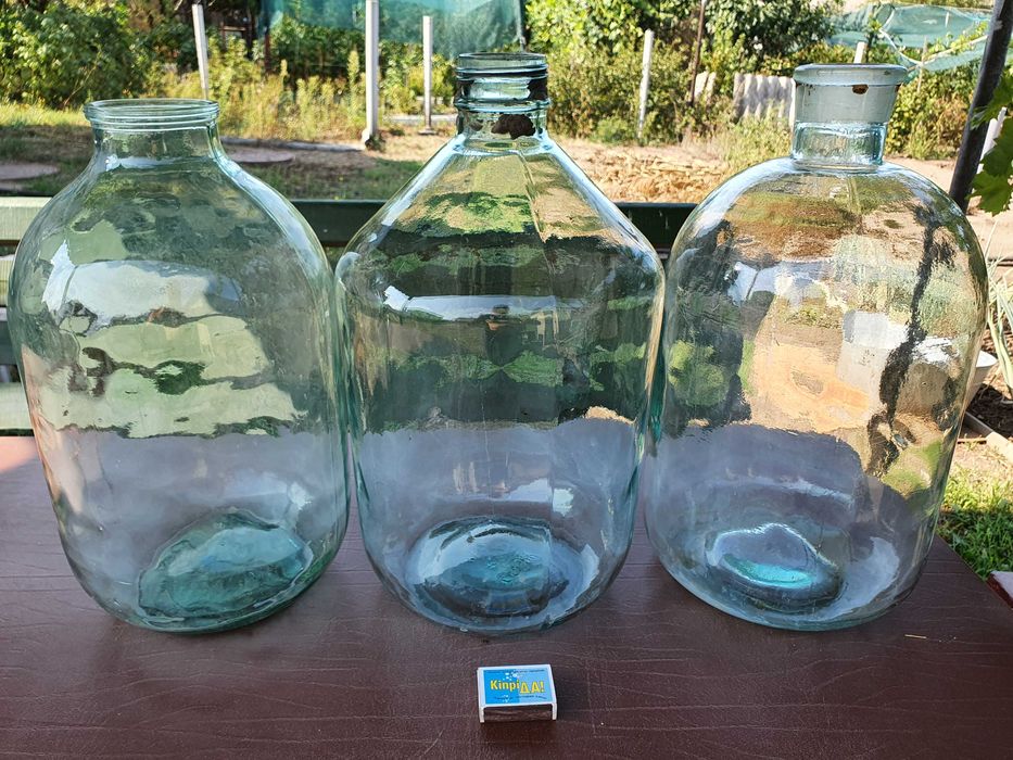 Стеклянные бутыли и банки по 10 литров белое стекло пр-ва СССР.