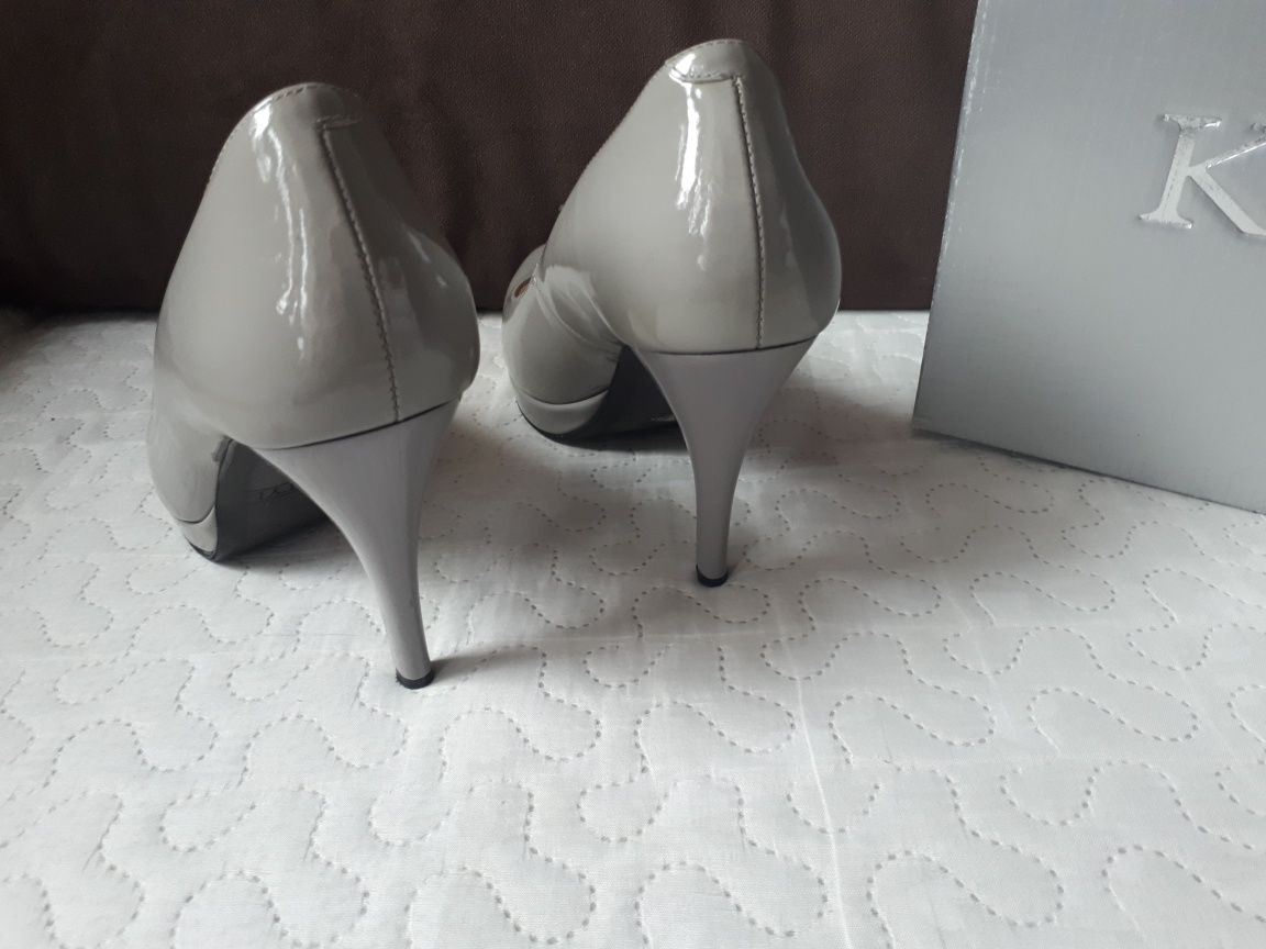 Skórzane buty na obcasie