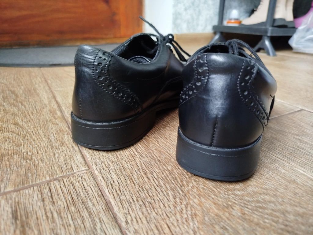 Шкіряні туфлі оксфорди Clarks