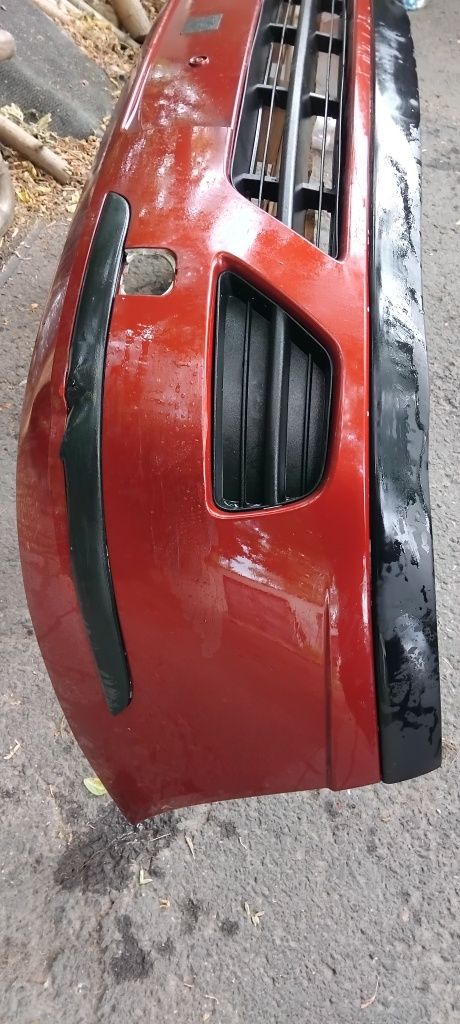 Zderzak przód czerwony Ford Focus MK1 2M51