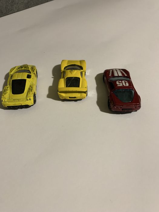 Три металлические машинки, литые лотом