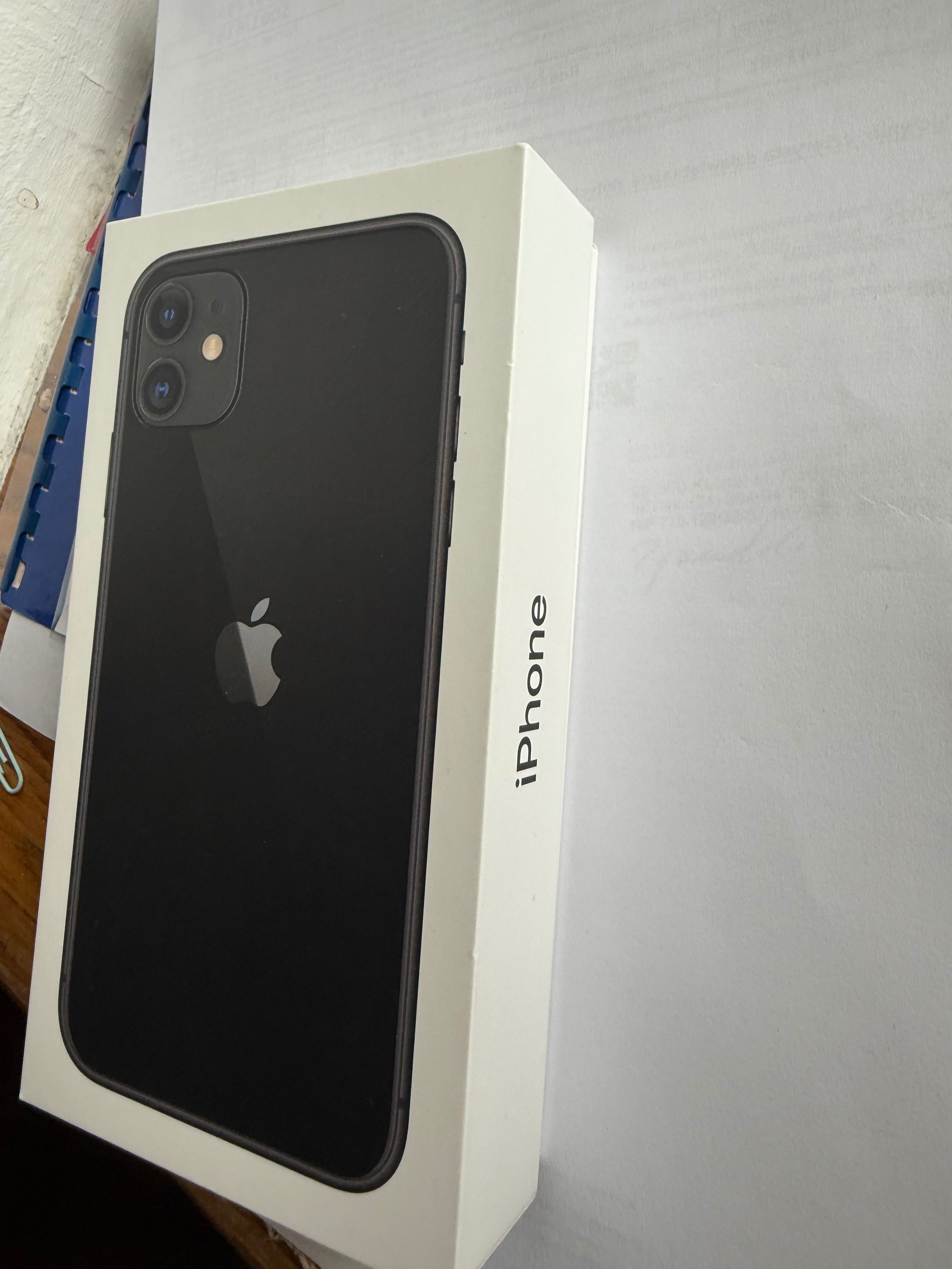 iPhone 11 z oryginalnym pudełkiem