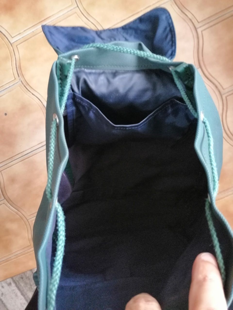 Mochila Lacoste em muito bom estado