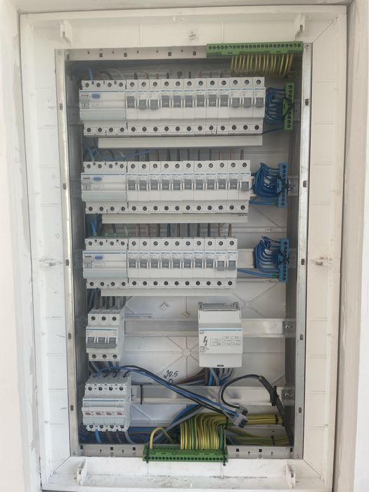 eletricista, instalações e reparações eletricas