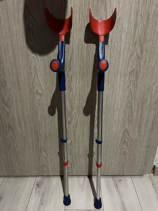 Kule łokciowe z potrójną regulacją dla dzieci