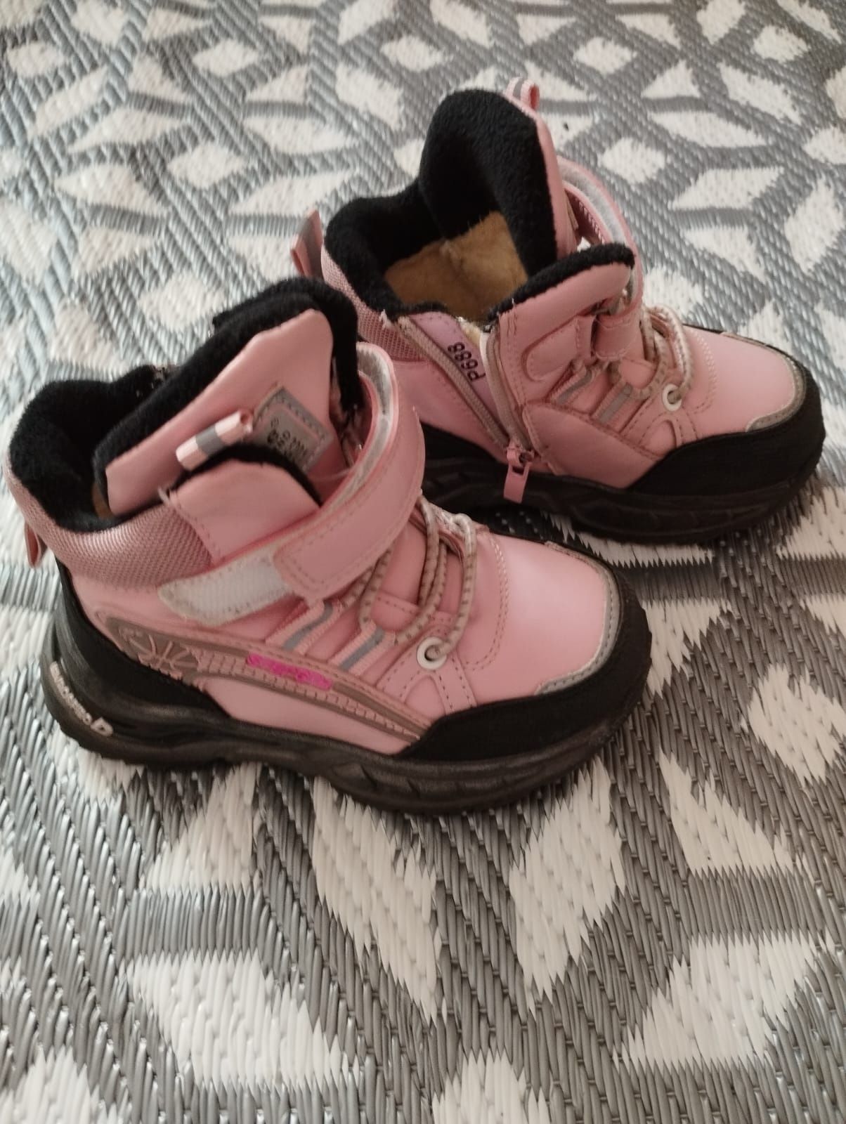 Зимові рожеві ботинки