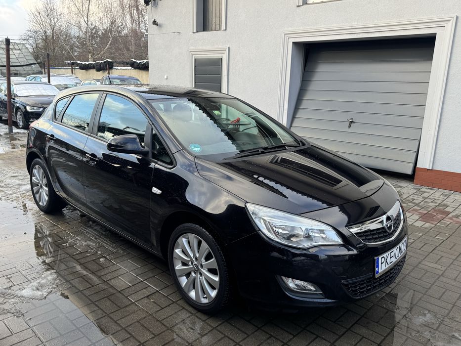 Opel Astra J 1.6 116 KM sprowadzony 2010 zarejestrowany zimówki TUV