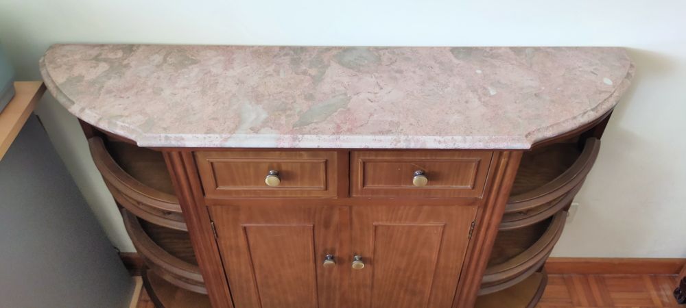 Móvel Antigo em Madeira Maciça