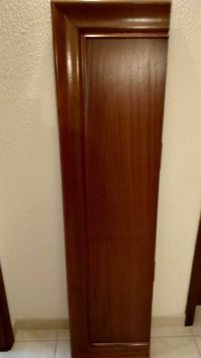 Cabeceira e pés de cama em mogno.