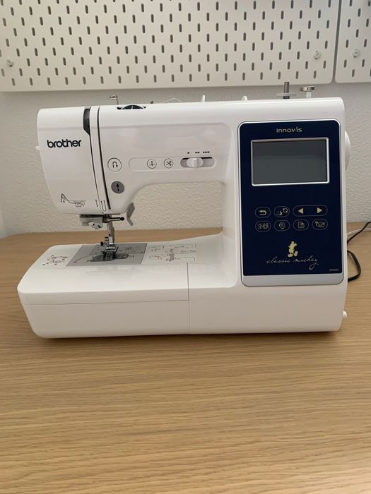 Máquina de costura e bordado computadorizada