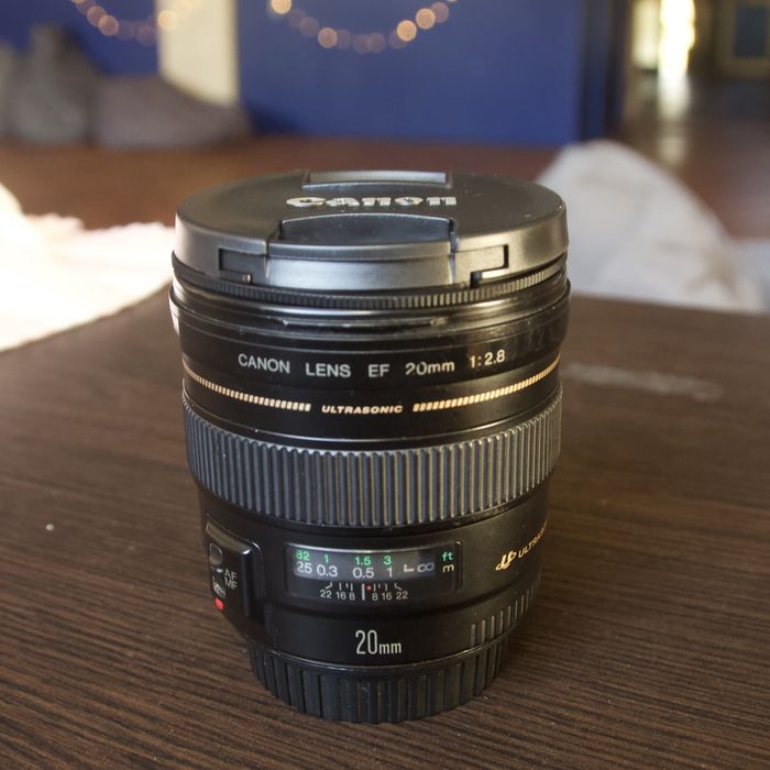 Canon EF 20 mm f/2.8 USM.