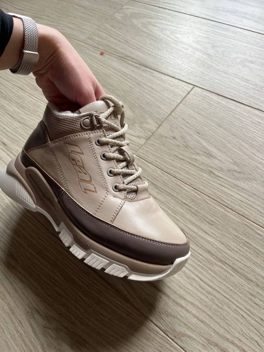 Зимові кросівки 37р