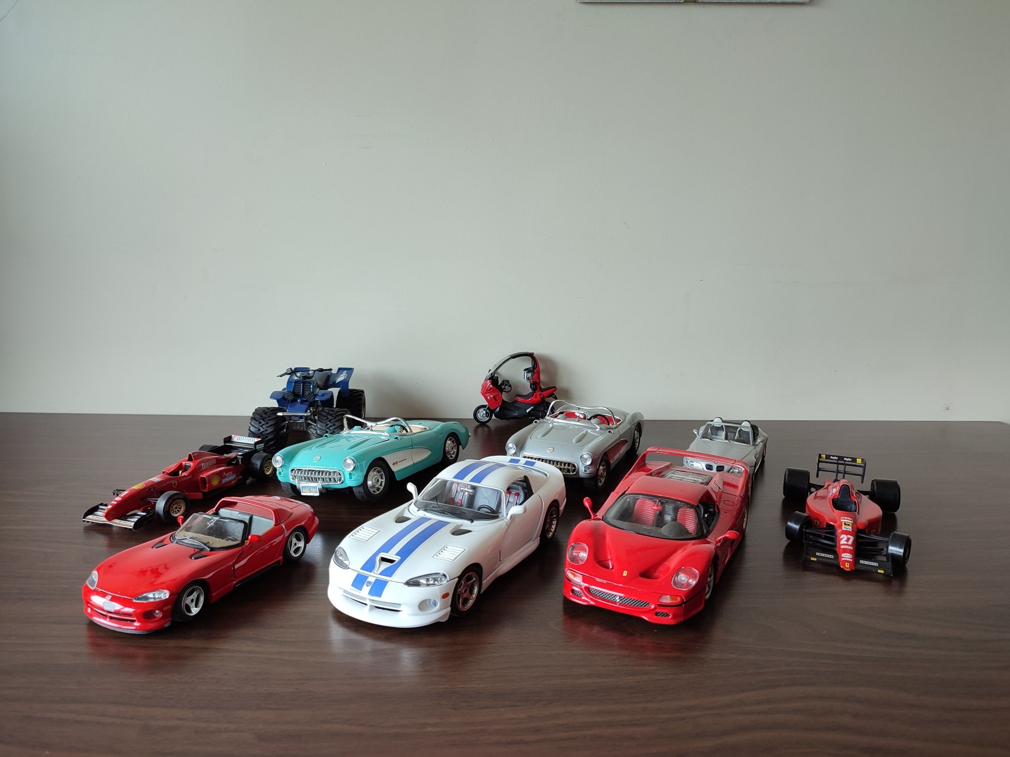 Réplicas de carros e motas de coleção miniatura