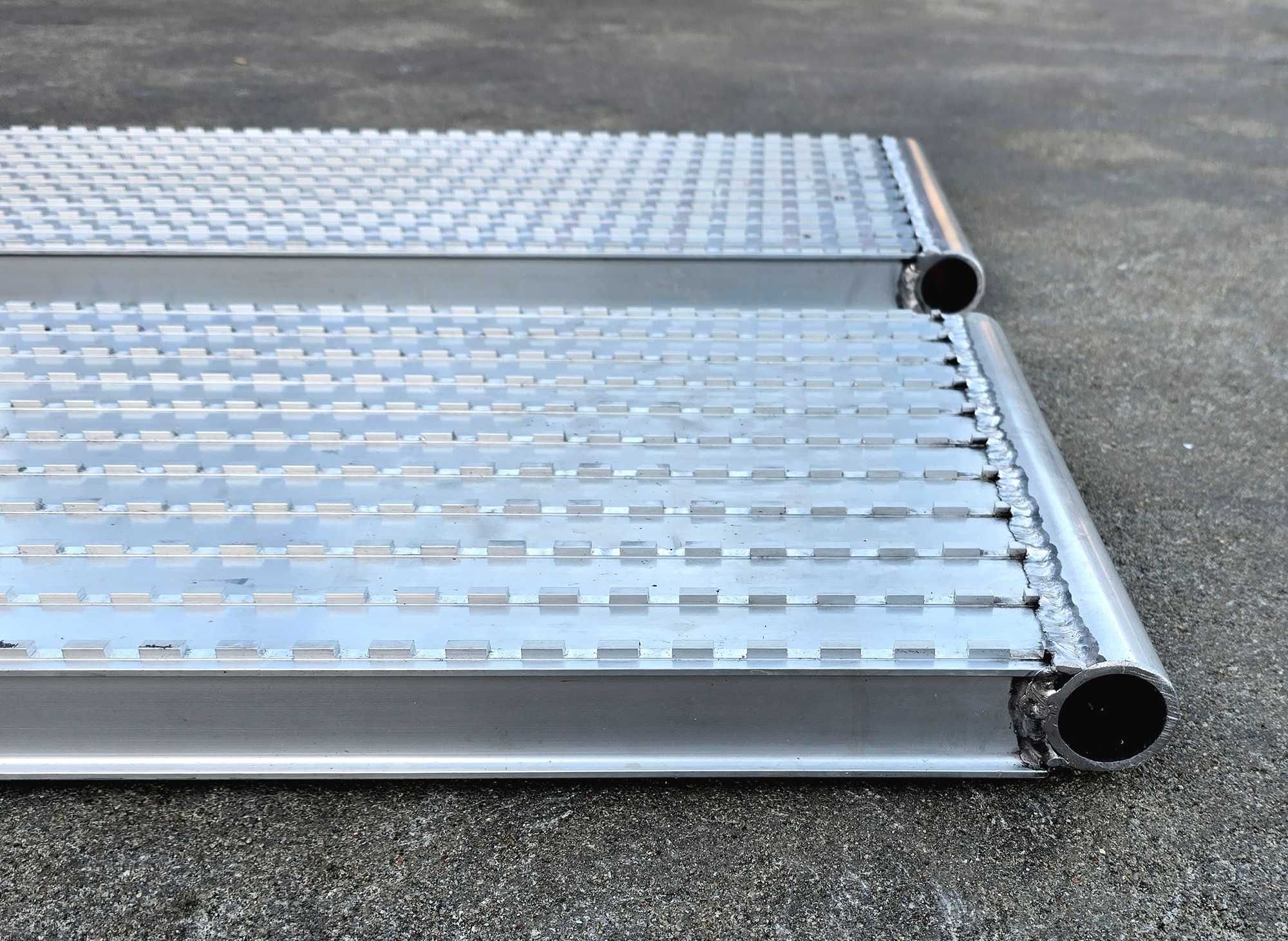 Najazdy aluminiowe frezowane 2500x340x40mm moc. kątownik nośność 2,3t.