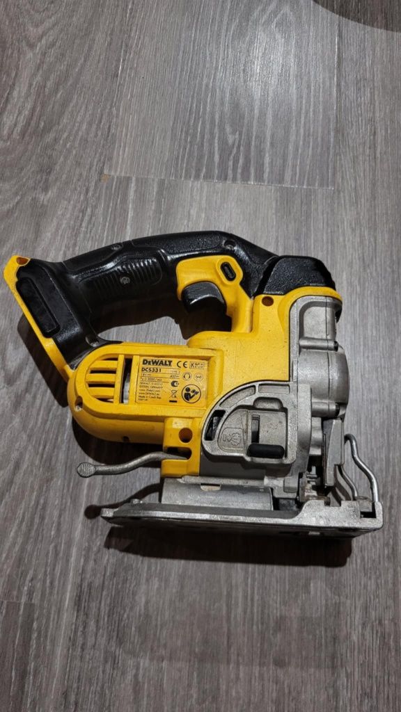 Wyrzynarka DeWalt dcs331