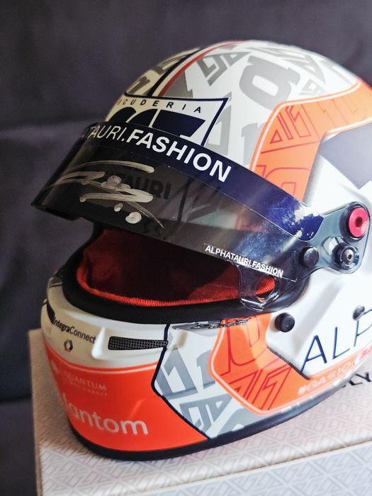 Oack Pierre Gasly capacete F1 assinado 1/2  + bone assinado