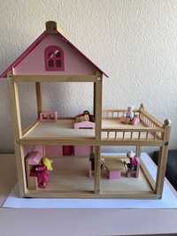 Drewniany domek dla lalek plus lalki i meble