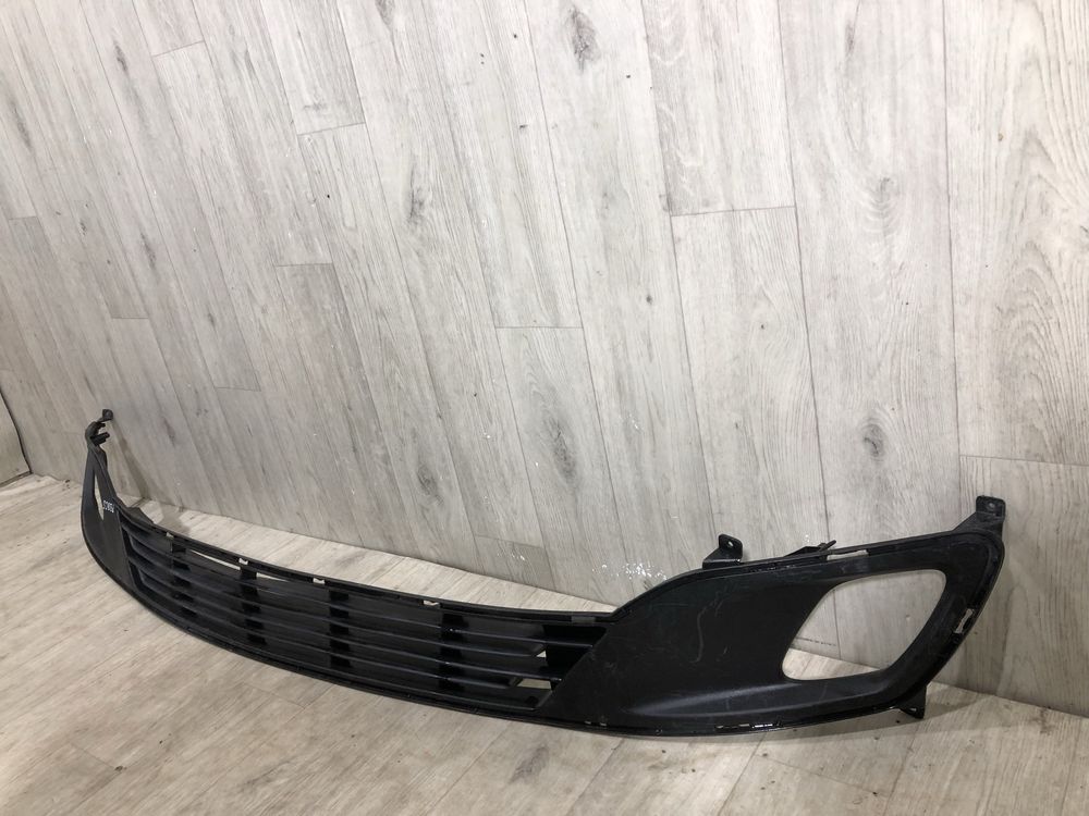 Бампер передний Решетка средняя Kia Venga ( 2009 - 2015 г.) Решітка