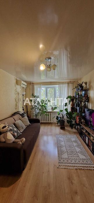 Просторная комната с ремонтом. Кухня  и санузел на двоих