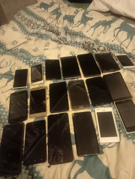 Sprzedam 30 telefonów plus baterie ładowarki etui sluchawki